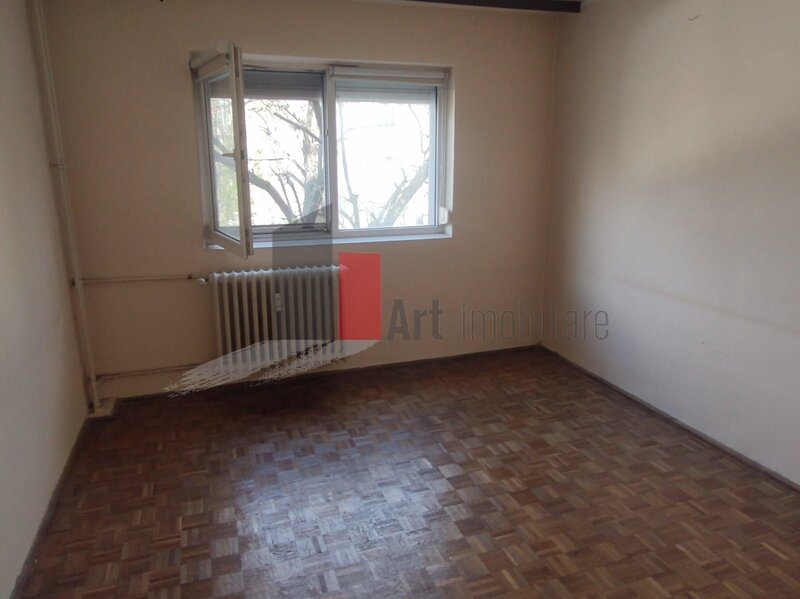 Vanzare apartament 4 camere semidecomandat Emil Racovita - Spiru Haret