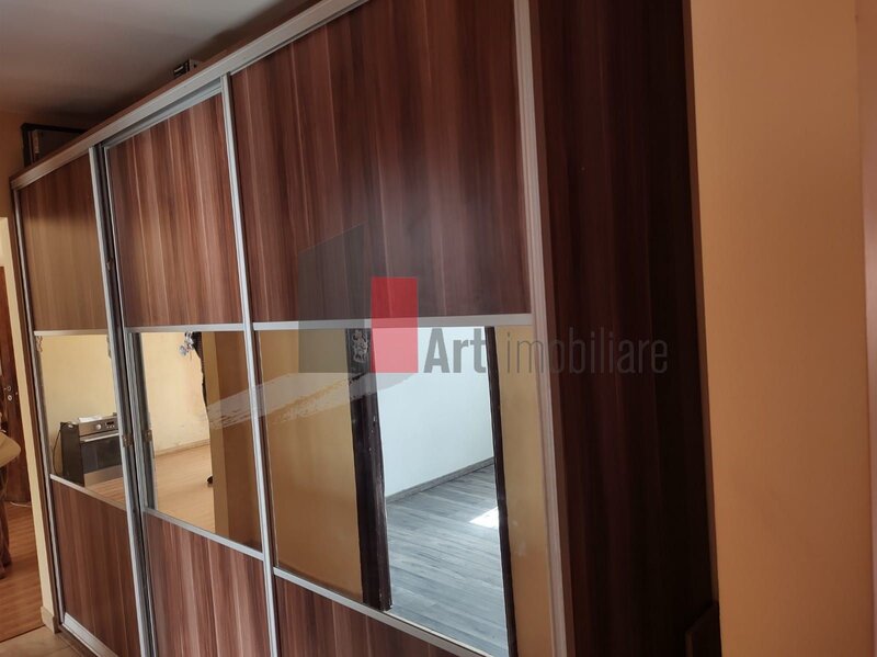 Vanzare apartament 4 camere semidecomandat Emil Racovita - Spiru Haret